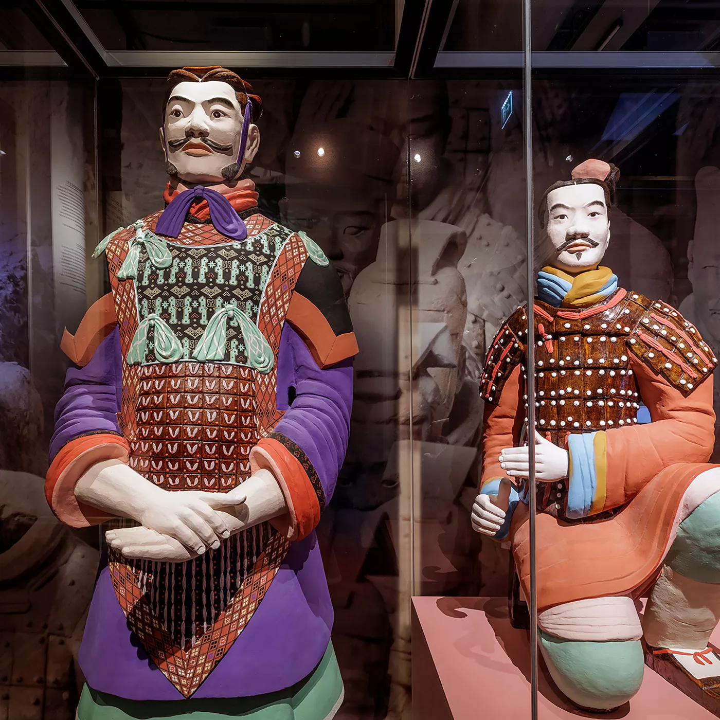 foto van twee terracotta soldaten