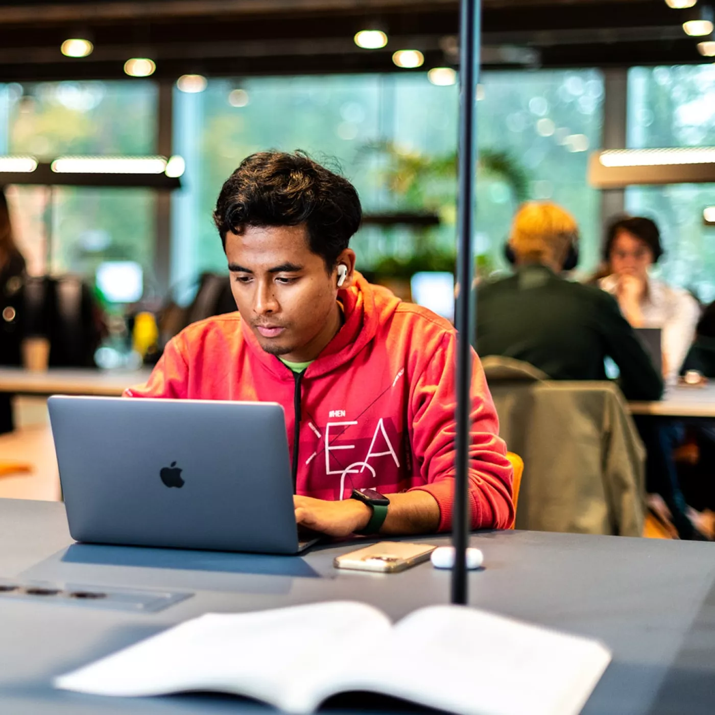 internationale student die aan het studeren is met een laptop