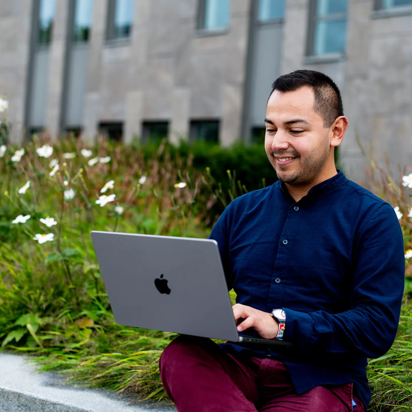 alumnus of onderzoeker achter laptop