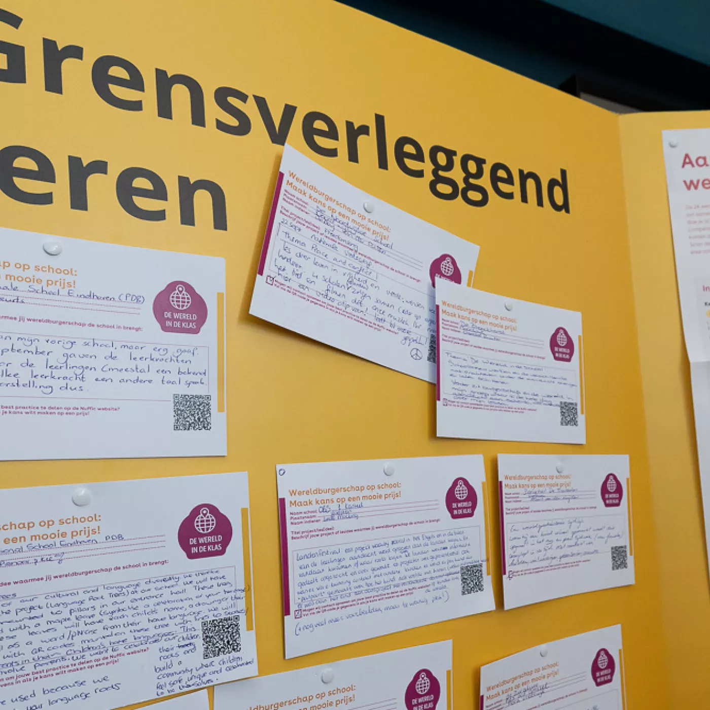 prikbord met kaartjes waarop ideeen rond wereldburgerschap op de basisschool zijn geschreven