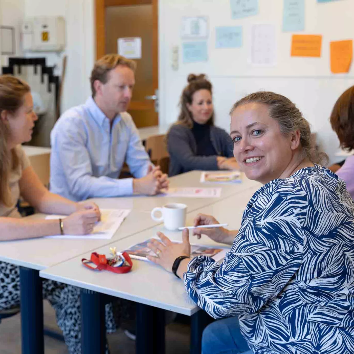 Docenten op middelbare school overleggen met elkaar
