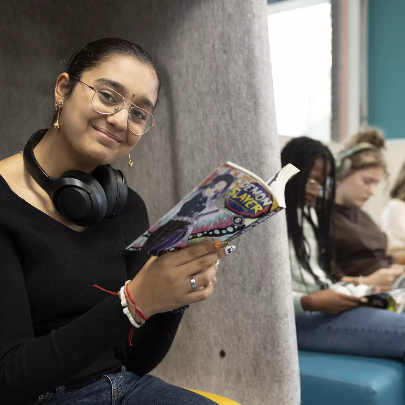 leerling leest stripboek