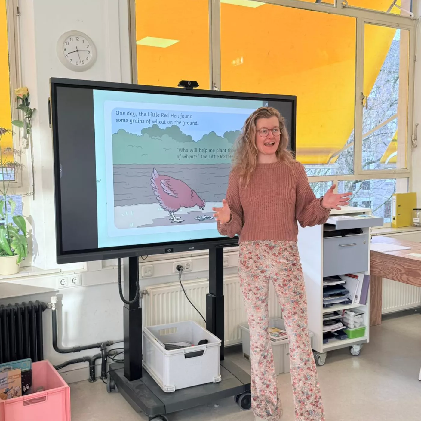 Hedi Kwakkel geeft uitleg aan haar klas