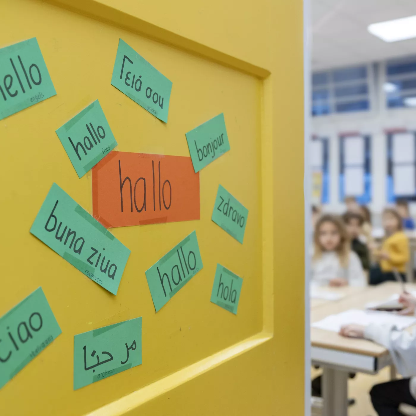 Schoolklas met woord in verschillende talen