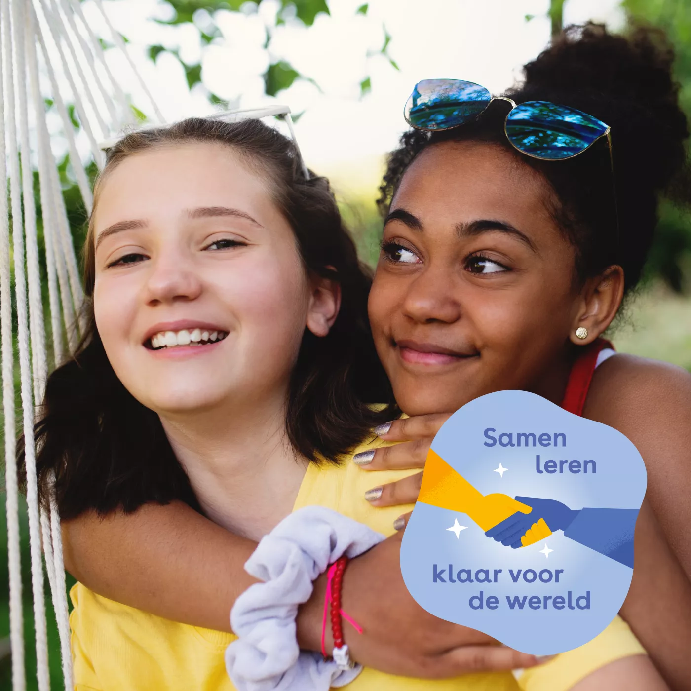 twee kinderen kijken lachend, genietend van elkaars aanwezigheid