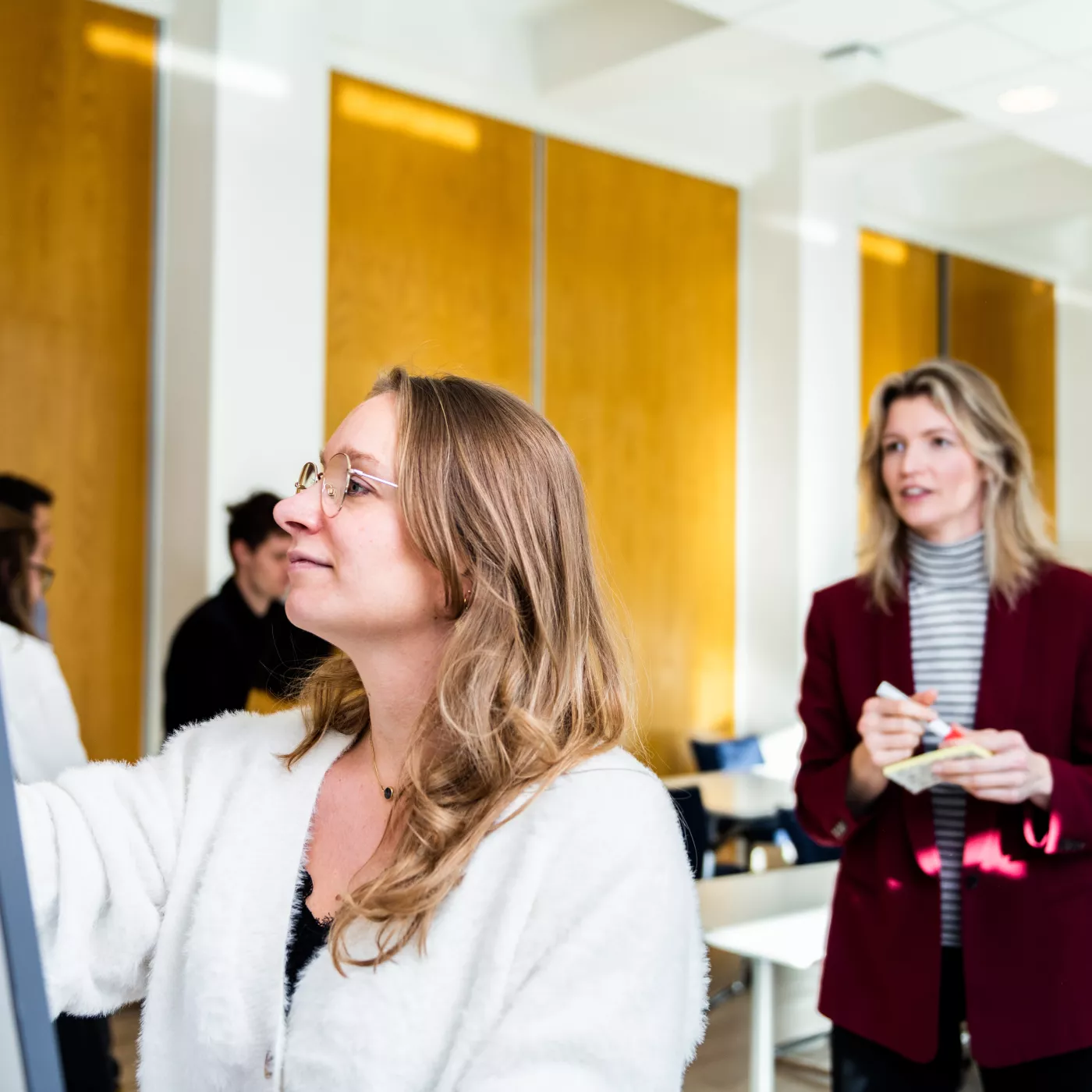 workshop-deelnemers gaan samen aan de slag