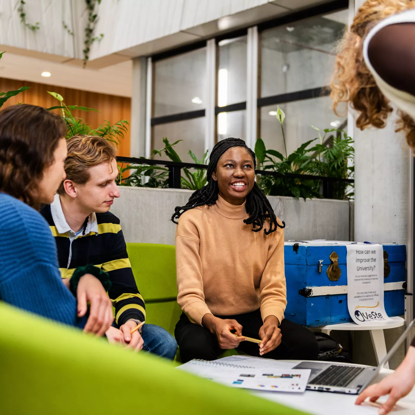 Internationale studenten aan het studeren
