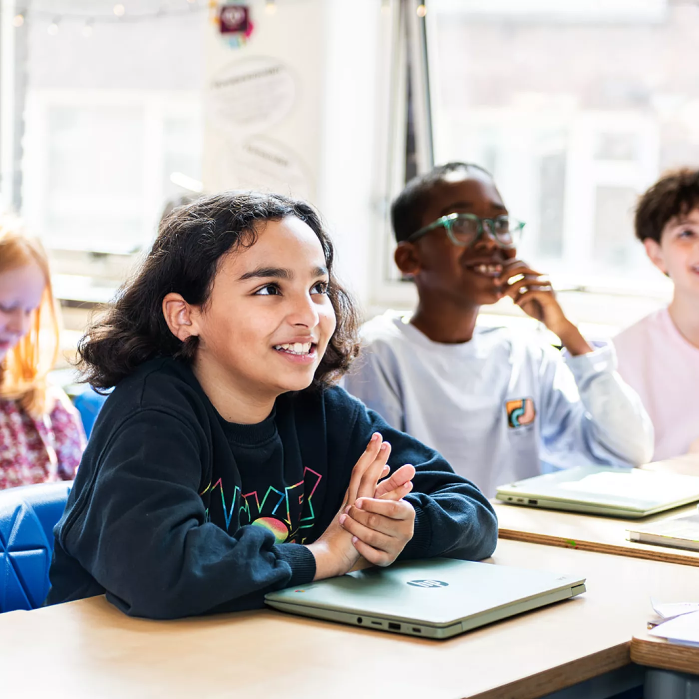 leerlingen luisteren actief naar de leerkracht