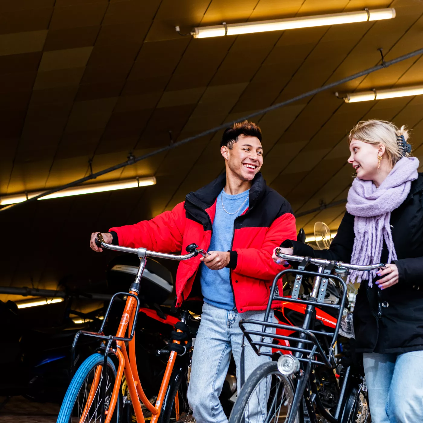 Studenten Hogeschool Utrecht met fiets aan de hand