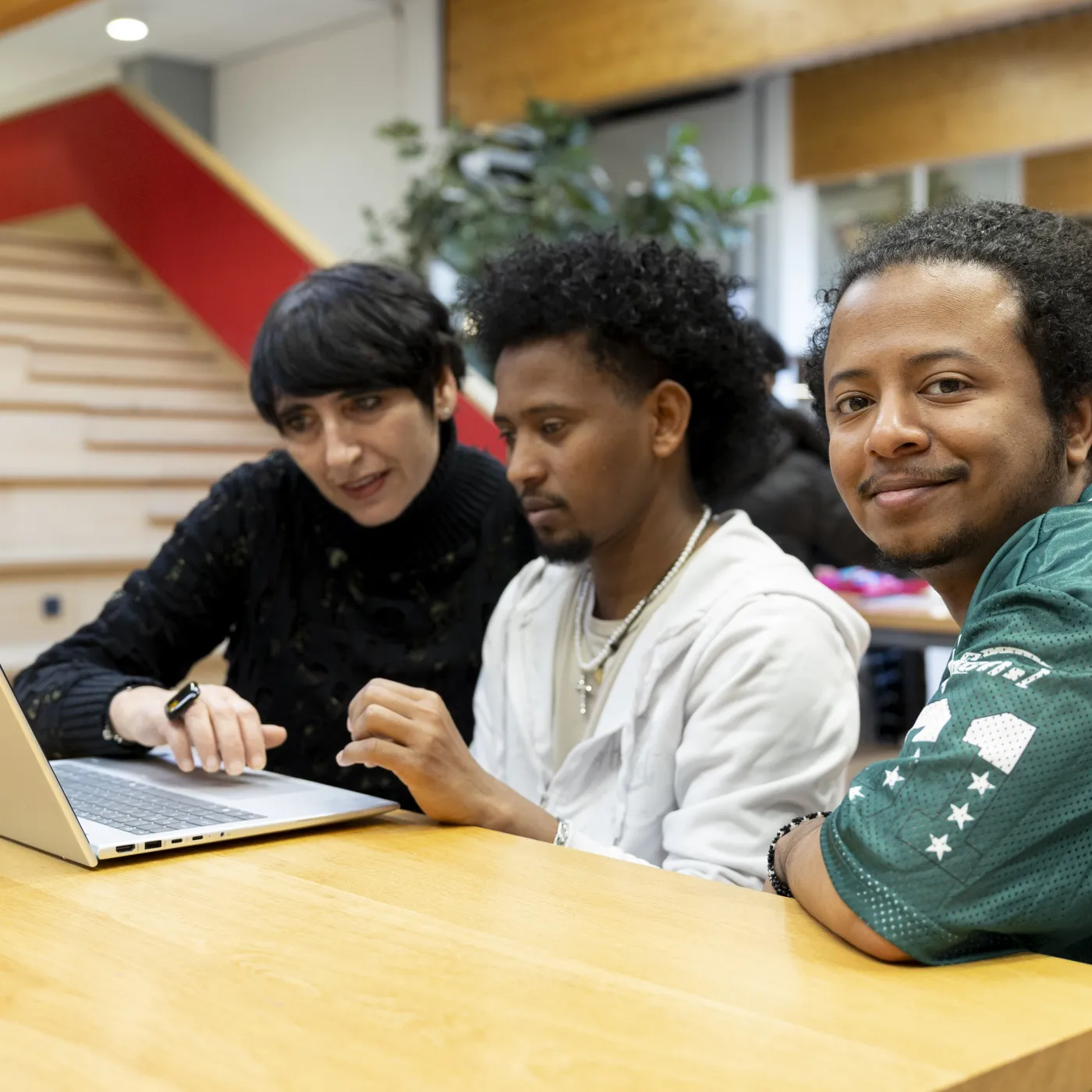 achter de laptop in het mbo