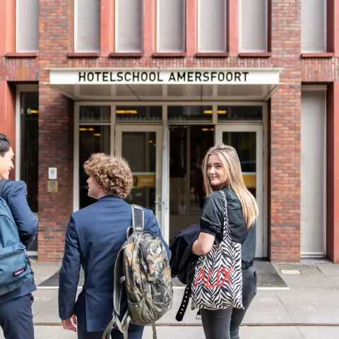MBO scholieren lopen richting ingang Hotelschool Amersfoort