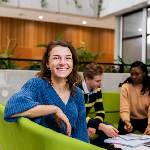 Studente die in de camera kijkt
