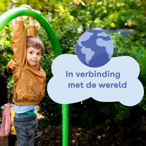 jongetje hangt aan klimrek met rechts een tekstwolkje met de naam van de bijeenkomst