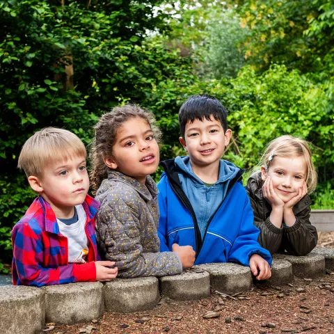 Leerlingen op schoolplein