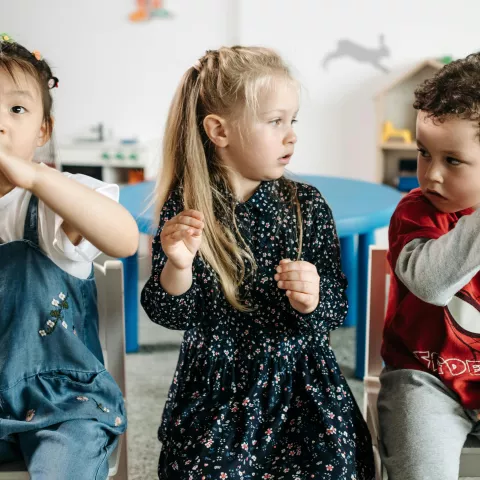 Leerlingen communiceren met elkaar vanuit verschillende taalachtergronden