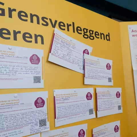 prikbord met kaartjes waarop ideeen rond wereldburgerschap op de basisschool zijn geschreven