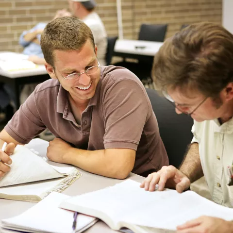 Twee volwassenen aan het werk