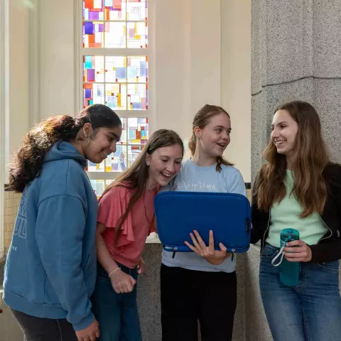 leerlingen op de gang kijken op laptop