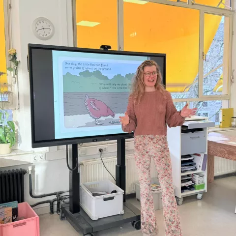 Hedi Kwakkel geeft uitleg aan haar klas