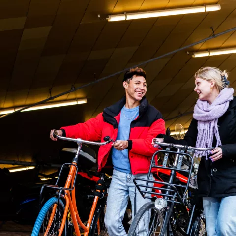 Studenten Hogeschool Utrecht met fiets aan de hand