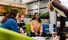 Internationale studenten aan het studeren