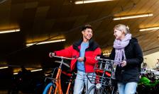 Studenten Hogeschool Utrecht met fiets aan de hand