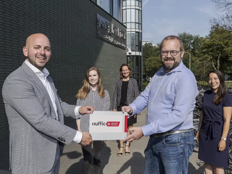Overhandiging Netwerk Chinees certificaat op het Sorghvliet in Den Haag