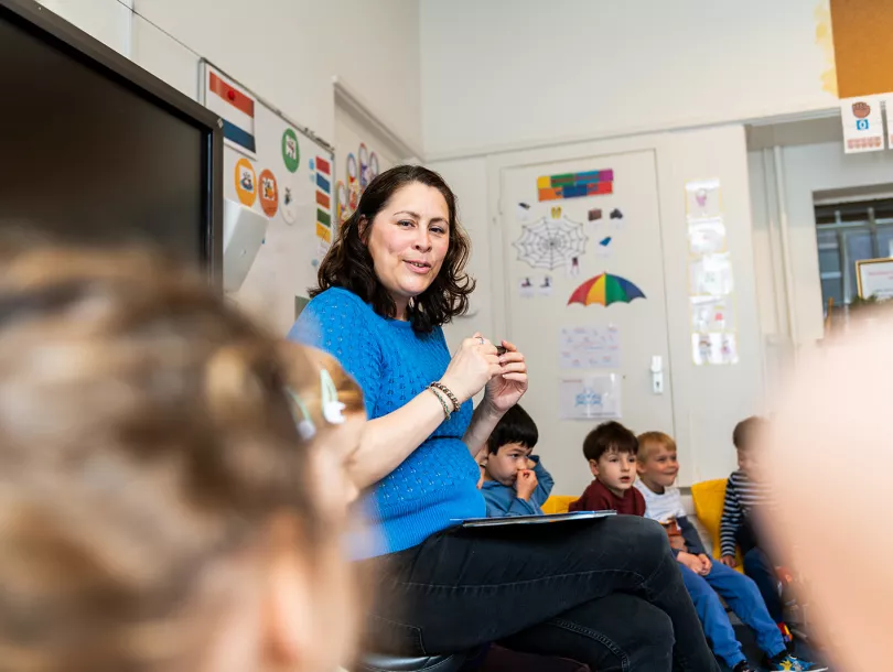 Leerkracht legt leerlingen een opdracht uit