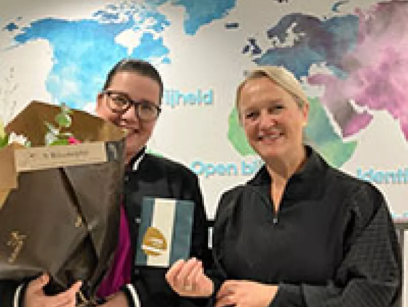 Jessy Lipperts van Nuffic (rechts), reikt de Ster in Wereldburgerschapprijs uit aan Nicole van Stiphout (links) van basisschool De Troubadour