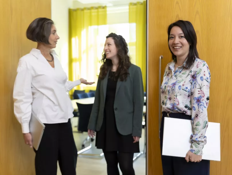 medewerkers van Nuffic buiten vergaderruimte