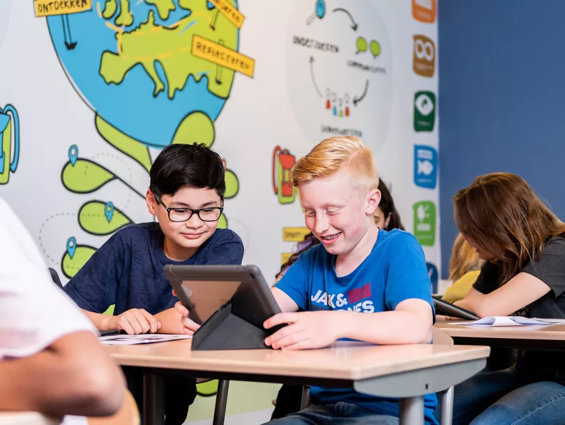 Leerlingen werken samen aan een opdracht