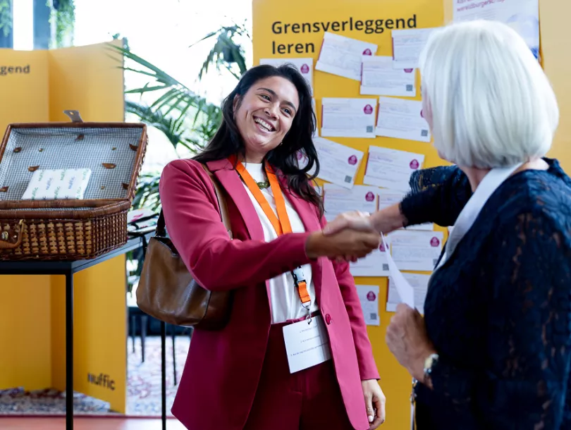 Leerkracht Sharmaine Sontrop neemt de tweede prijs in ontvangst 