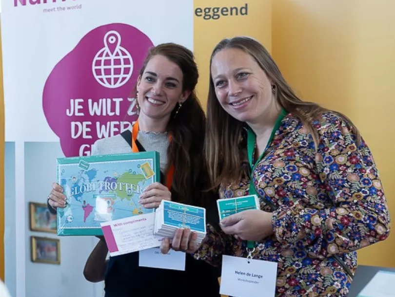 Twee leerkrachten van basisschool ´t Kasteel nemen de tweede prijs in ontvangst.