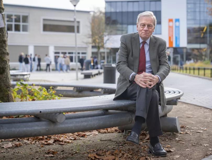 Jaap de Hoop Scheffer buiten