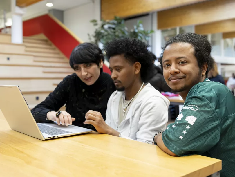 docent en studenten achter de laptop