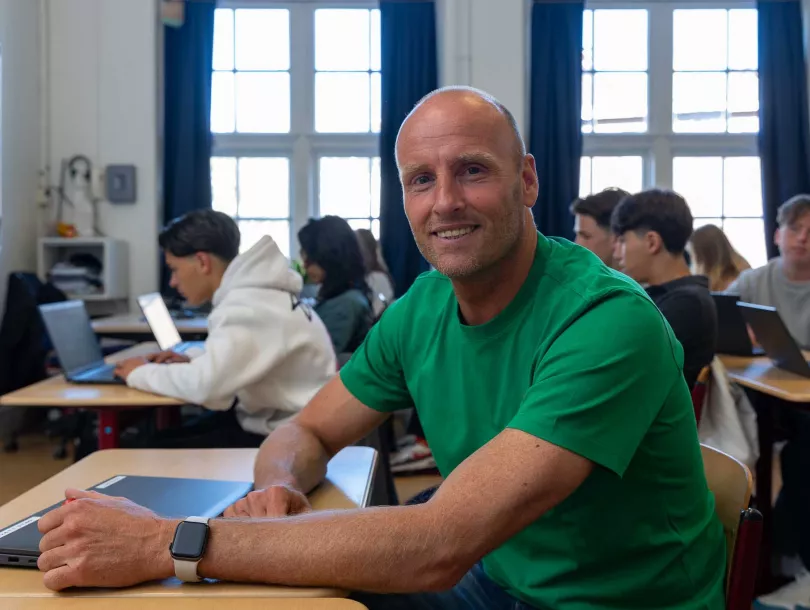 Docent geeft les aan scholieren in het voortgezet onderwijs