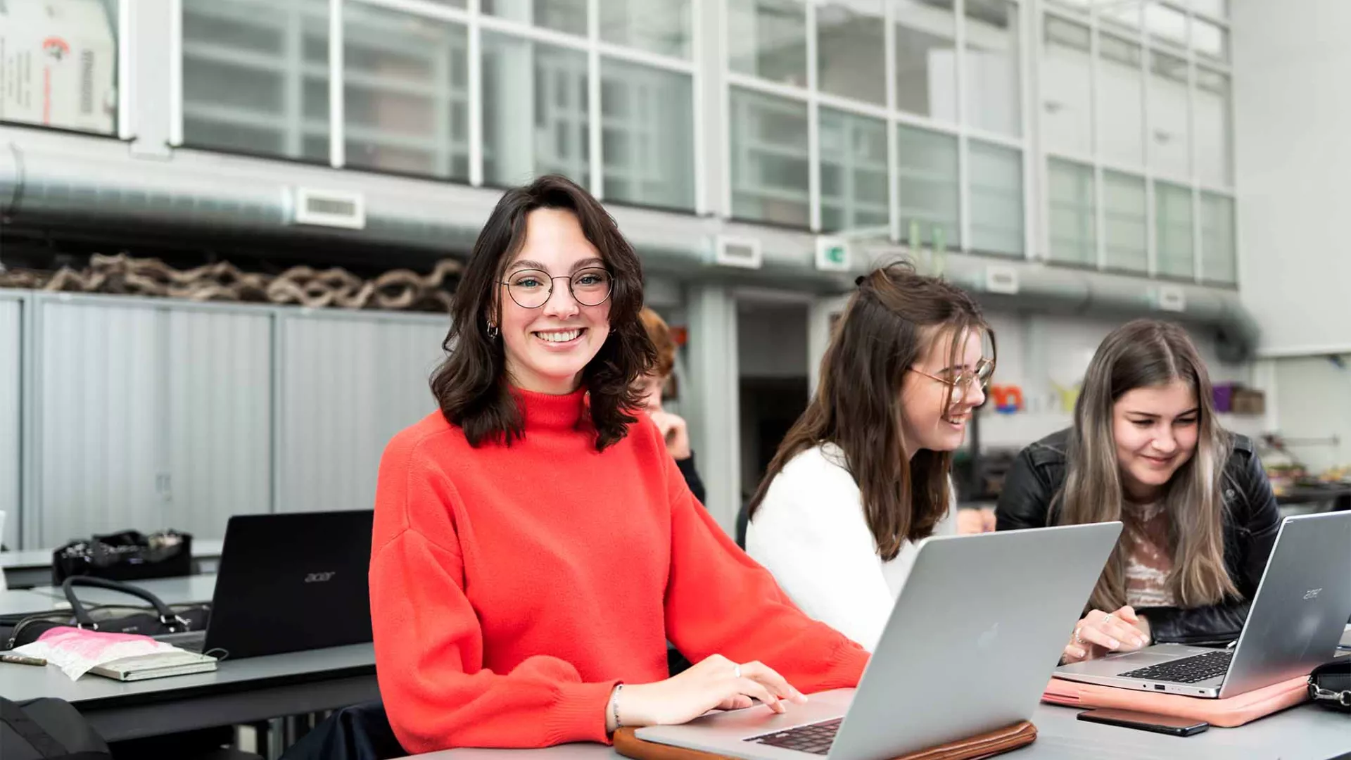 studenten werken samen aan digitale opdracht