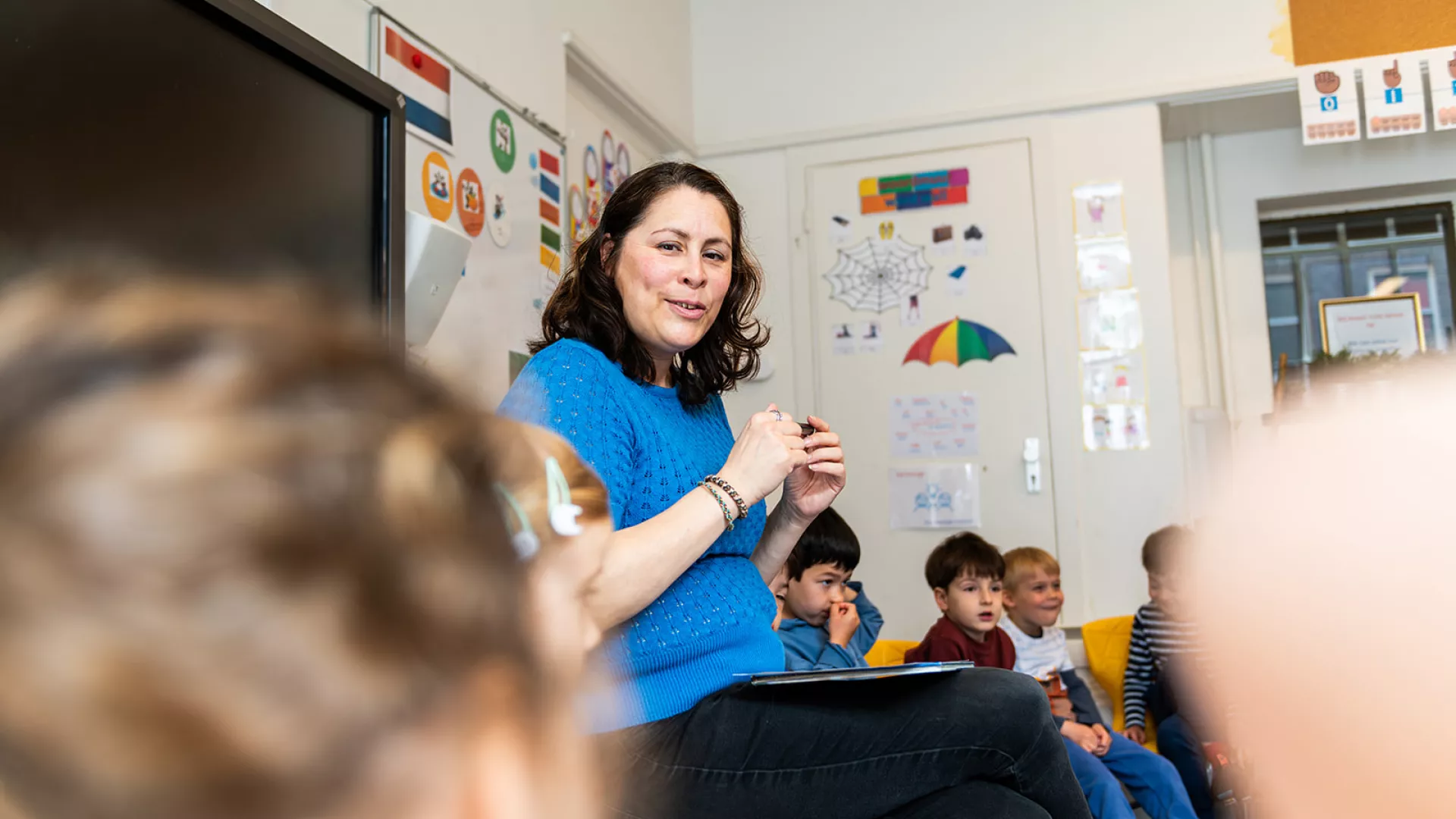 Leerkracht legt leerlingen een opdracht uit