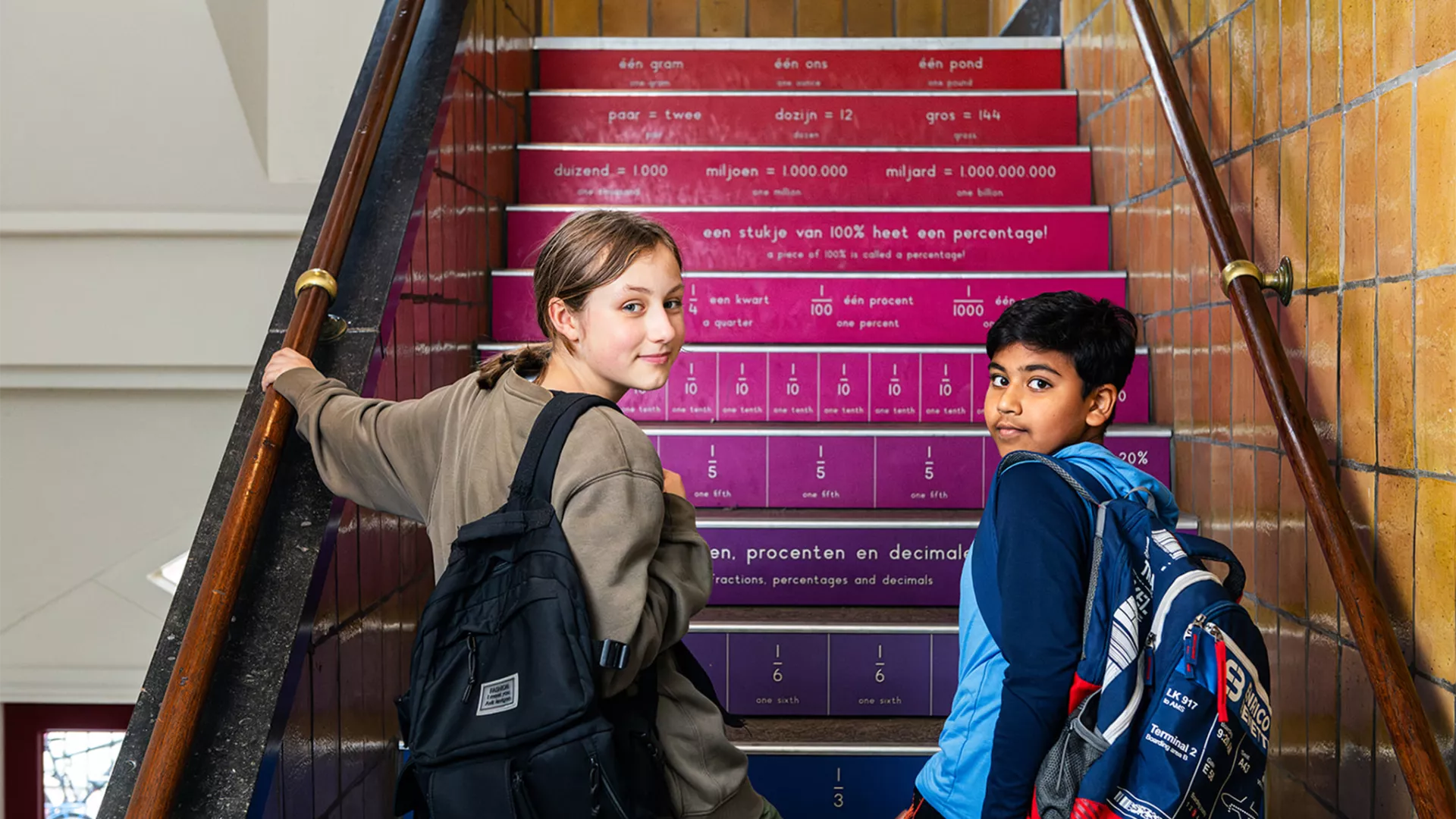 Twee basisschoolleerlingen lopen samen schooltrap op