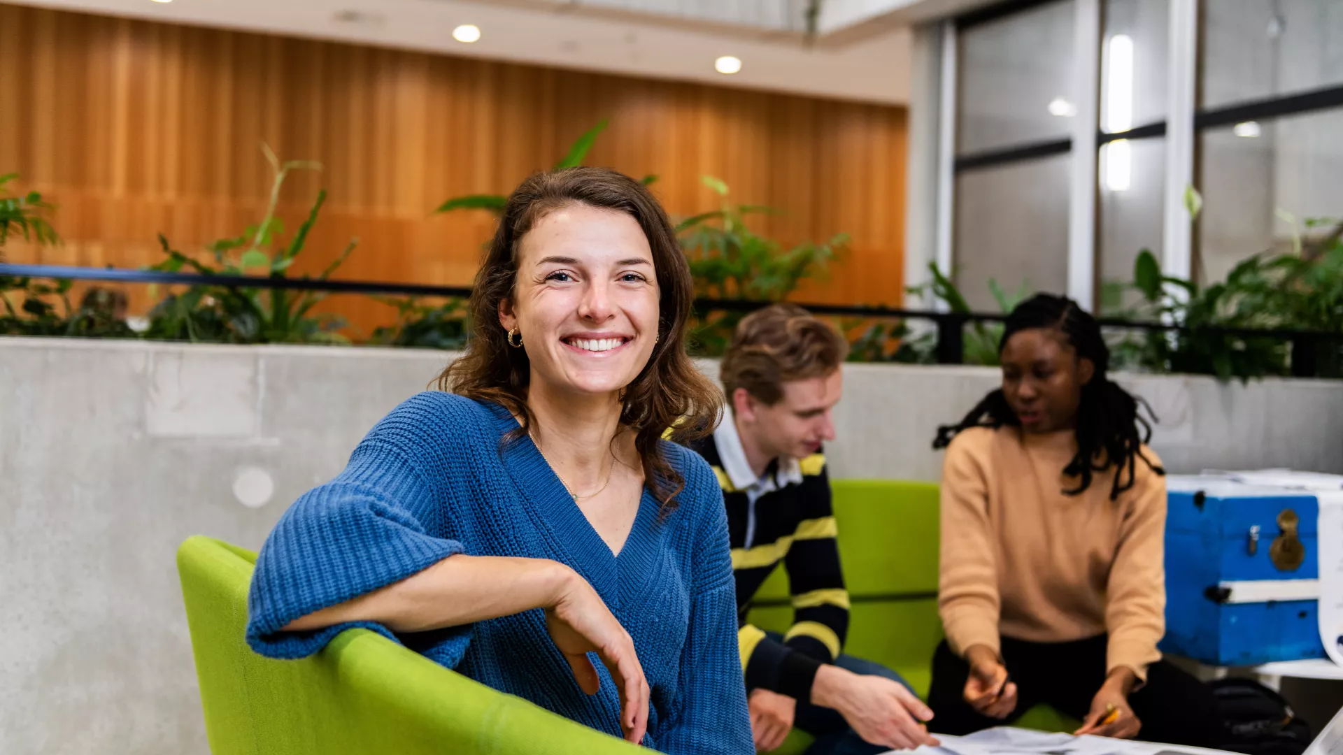 Studente die in de camera kijkt