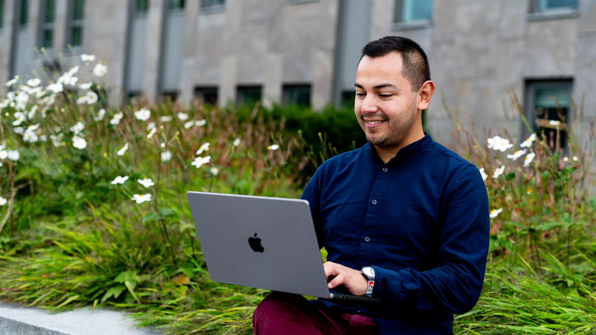 alumnus of onderzoeker achter laptop
