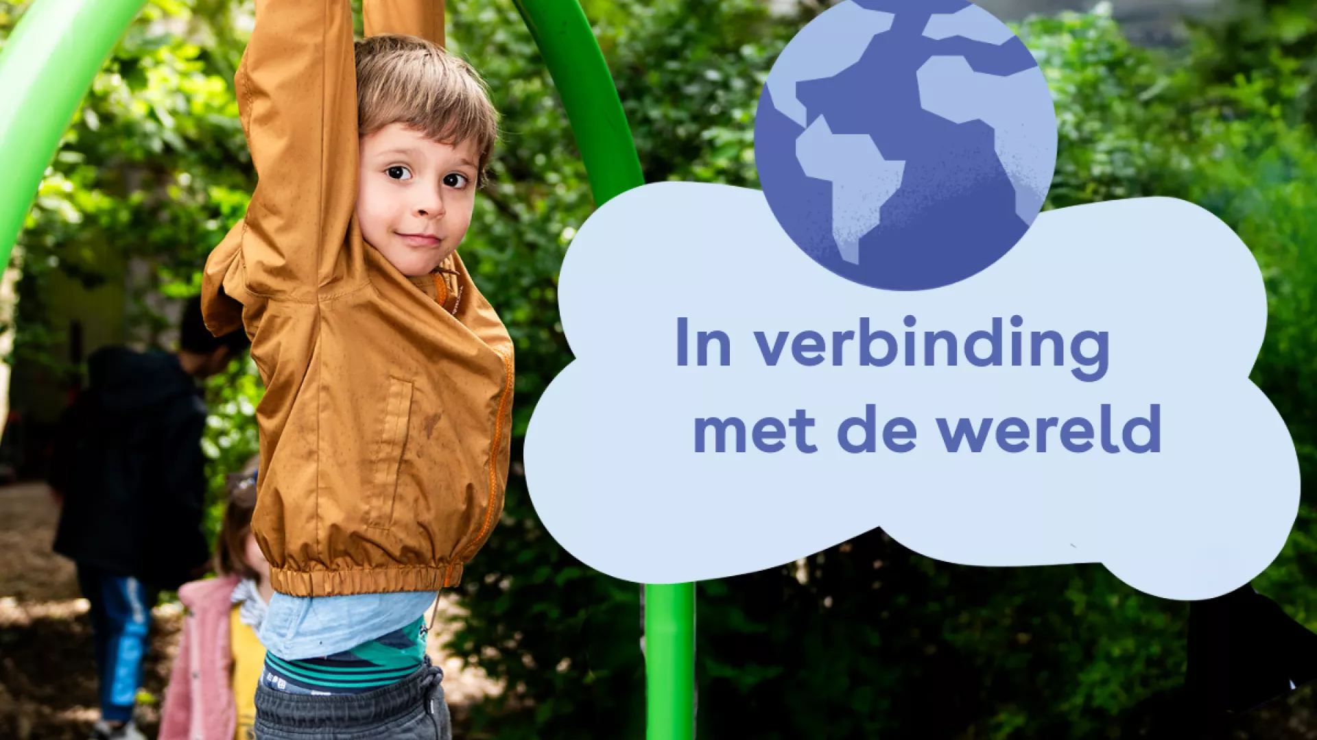 jongetje hangt aan klimrek met rechts een tekstwolkje met de naam van de bijeenkomst
