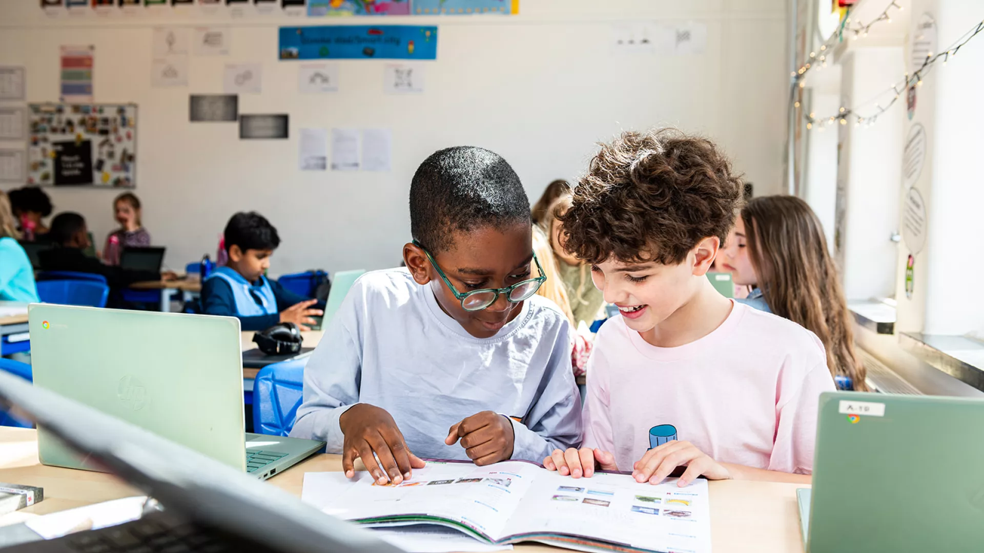 leerlingen werken samen aan taalopdracht