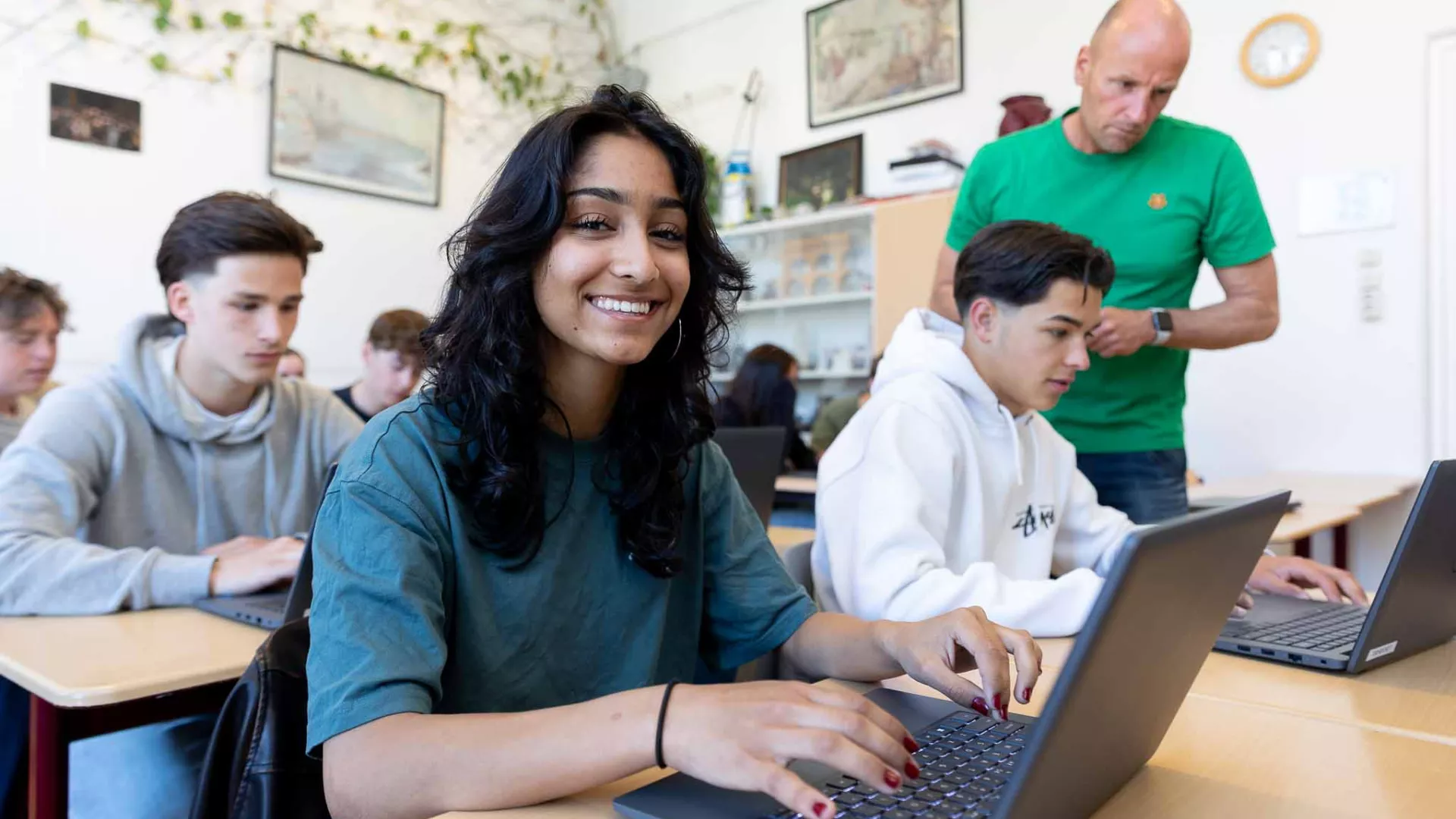leerling werkt aan een opdracht op de laptop