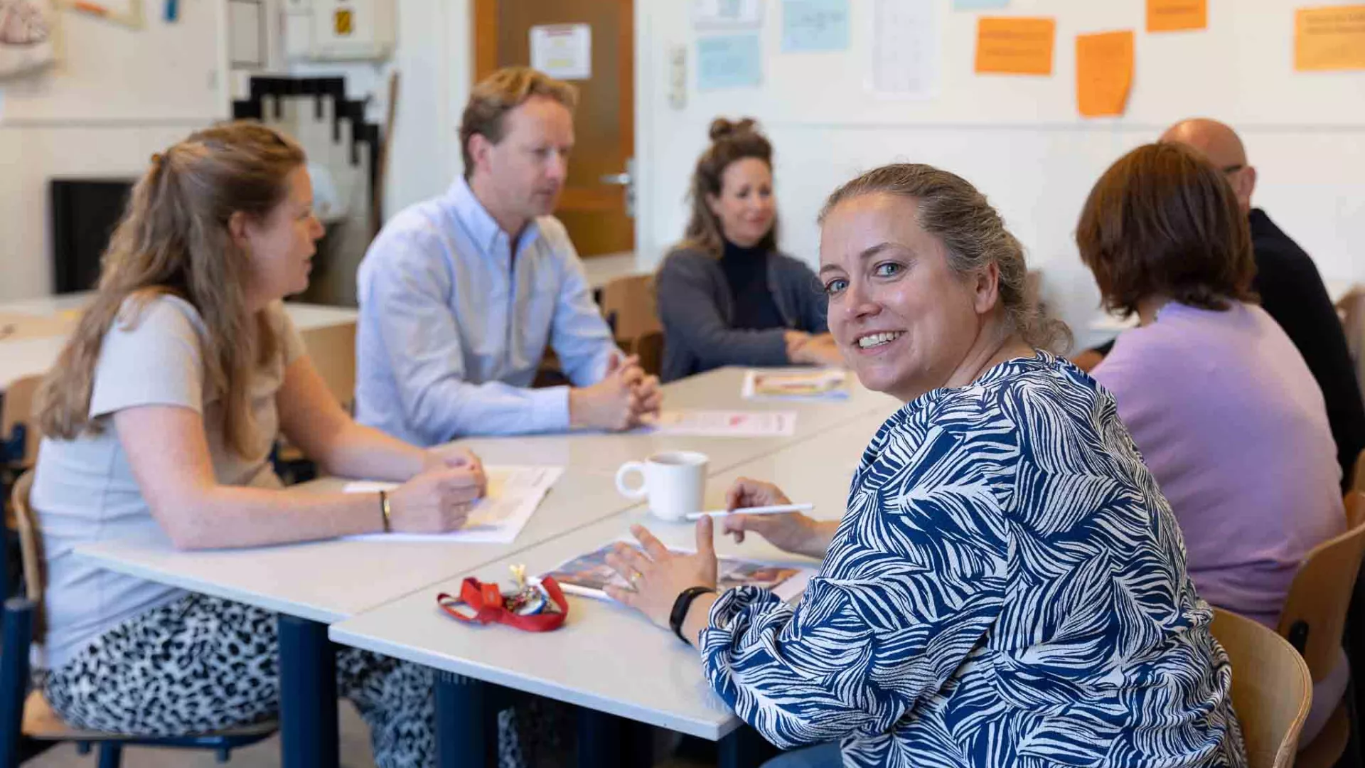 Docenten op middelbare school overleggen met elkaar