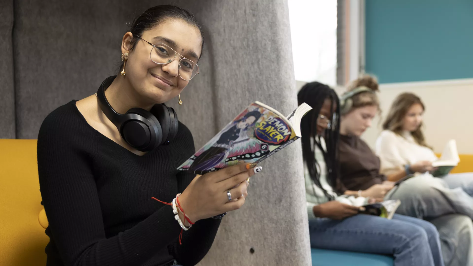 leerling leest stripboek