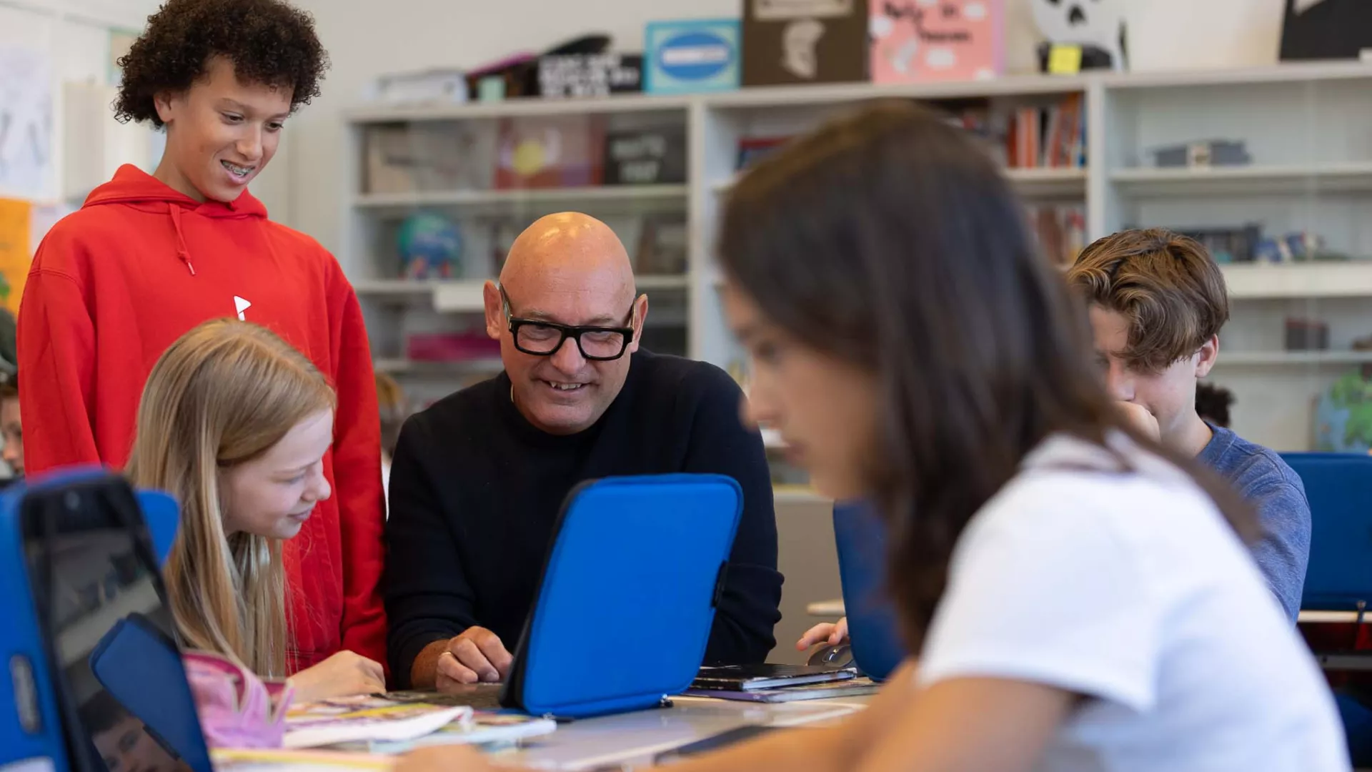leerlingen werken aan opdracht 