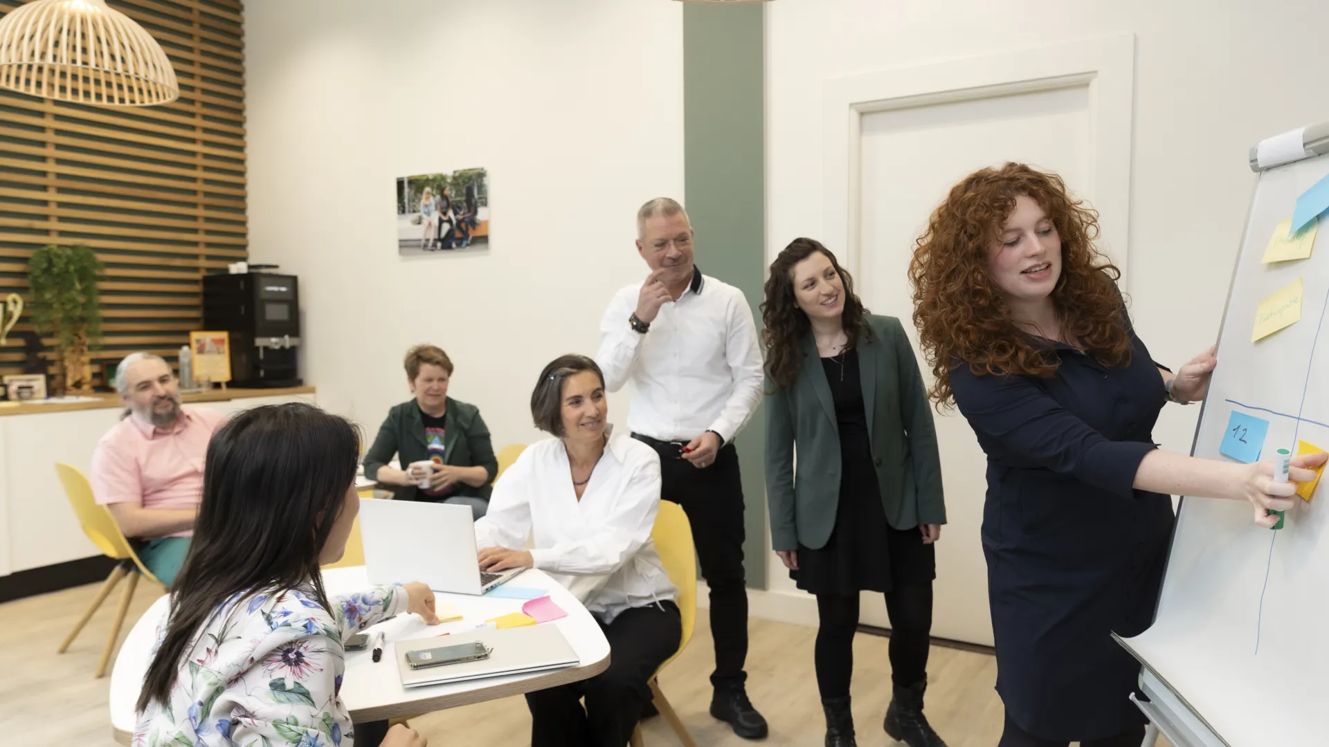 Onderwijsprofessionals voeren gesprekken tijdens bijeenkomst